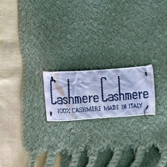 100% CASHMERE SCARF, GREEN, MADE IN ITALY, LABEL IS "CASHMERE CASHMERE", 53 INCH - Picture 3 of 3